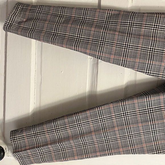 Like new. Old Navy sz 14. Waist 30”-31” inseam cropped in is 26”. Real pkts in - Picture 4 of 11